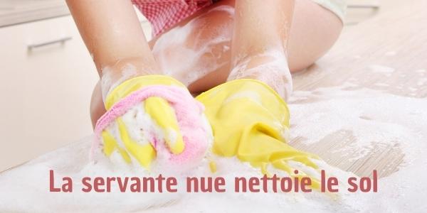 La servante nue nettoie le sol